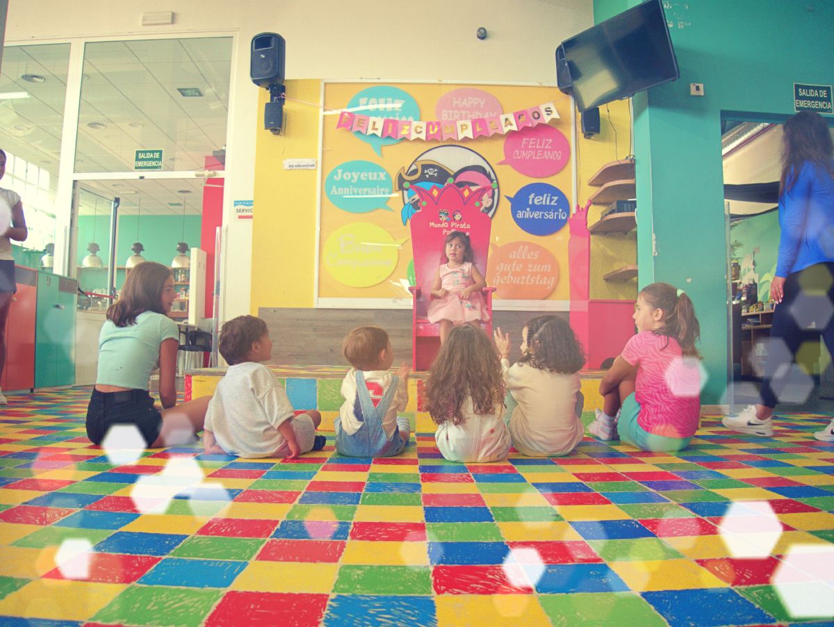 ¡Celebra un cumpleaños inolvidable en nuestro parque de bolas infantil!
